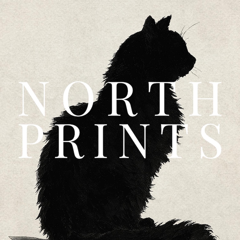 Peut inclure: Impression d'une silhouette de chat noir avec le texte "NORTH PRINTS" en blanc. Le chat est assis, face &agrave; droite, avec une apparence duveteuse. Le fond est de couleur beige clair.