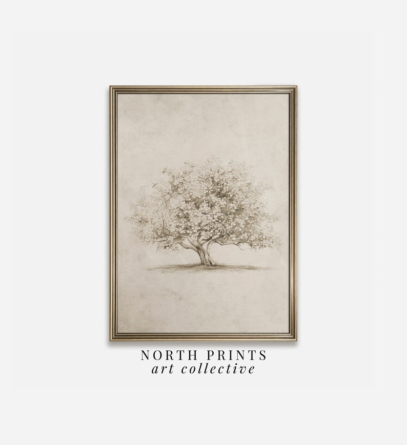 Op de afbeelding: Een ingelijste print van een potloodtekening van een boom op een lichtbruine achtergrond. De print is in een gouden lijst en heeft de tekst "NORTH PRINTS art collective" onderaan.