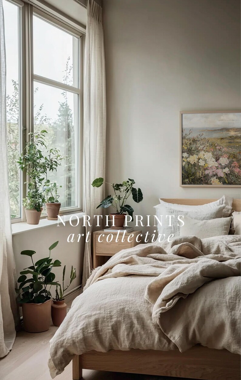 Peut inclure: Une chambre &agrave; coucher avec un lit recouvert d'une couette en lin blanc et d'oreillers. Il y a une table de chevet en bois &agrave; c&ocirc;t&eacute; du lit avec une plante dessus. Un tableau encadr&eacute; repr&eacute;sentant un paysage avec des fleurs est accroch&eacute; au mur au-dessus de la table de chevet. Le texte "NORTH PRINTS art collective" est visible sur l'image.