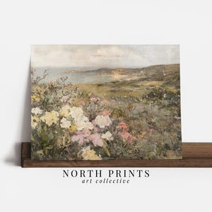 Peut inclure: Une peinture repr&eacute;sentant un paysage c&ocirc;tier avec un champ de fleurs roses et blanches au premier plan. L'oc&eacute;an et une c&ocirc;te lointaine sont visibles en arri&egrave;re-plan.