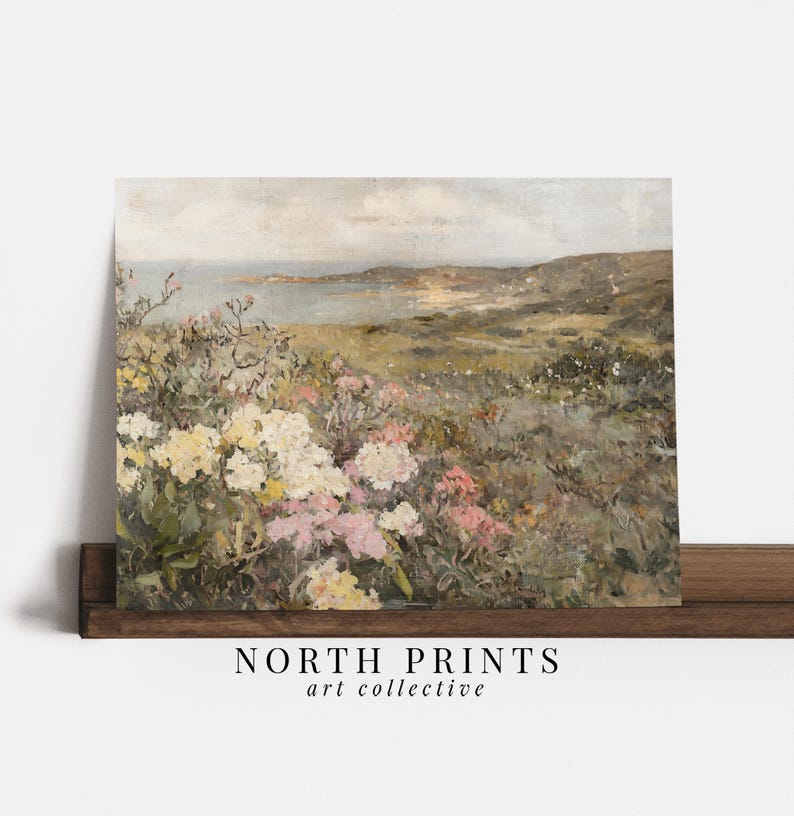 Peut inclure: Une peinture repr&eacute;sentant un paysage c&ocirc;tier avec un champ de fleurs roses et blanches au premier plan. L'oc&eacute;an et une c&ocirc;te lointaine sont visibles en arri&egrave;re-plan.