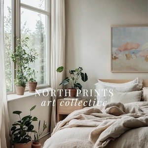Puede incluir: Interior de dormitorio con una ventana grande, plantas en macetas y una cama con ropa de cama beige. Una obra de arte enmarcada cuelga sobre la cama. El texto "NORTH PRINTS art collective" es visible.