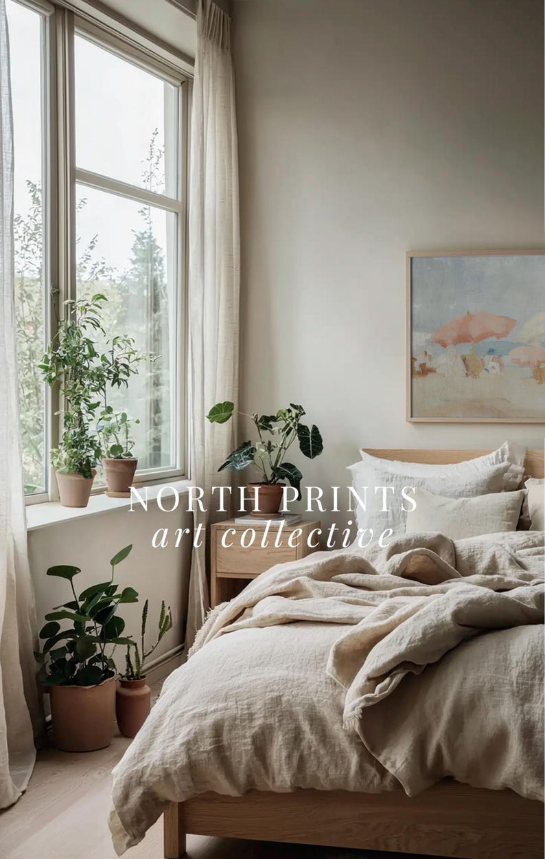 Puede incluir: Interior de dormitorio con una ventana grande, plantas en macetas y una cama con ropa de cama beige. Una obra de arte enmarcada cuelga sobre la cama. El texto "NORTH PRINTS art collective" es visible.