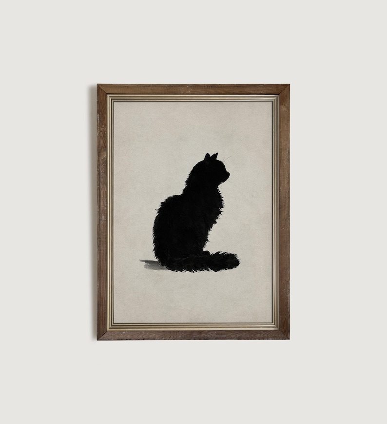 Peut inclure: Impression encadr&eacute;e d'une silhouette noire de chat assis, au pelage touffu, sur fond neutre. Le cadre est en bois de couleur chaude et naturelle.