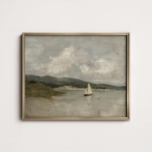 K&ouml;nnte beinhalten: Gerahmtes Vintage-Landschaftsgem&auml;lde. Das Kunstwerk zeigt ein Segelboot auf einem ruhigen Gew&auml;sser, mit einer Kulisse aus sanften H&uuml;geln und einem bew&ouml;lkten Himmel. Die Farbpalette ist ged&auml;mpft, mit Graut&ouml;nen, Gr&uuml;n und Beige.