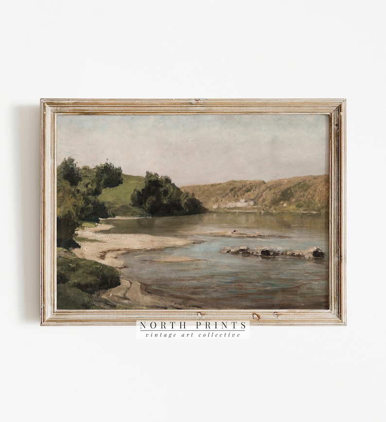 Puede incluir: Una pintura vintage de una escena de r&iacute;o con colinas verdes y &aacute;rboles en el fondo. El r&iacute;o est&aacute; tranquilo y el agua es de color azul claro. La pintura est&aacute; enmarcada en un marco de madera claro.
