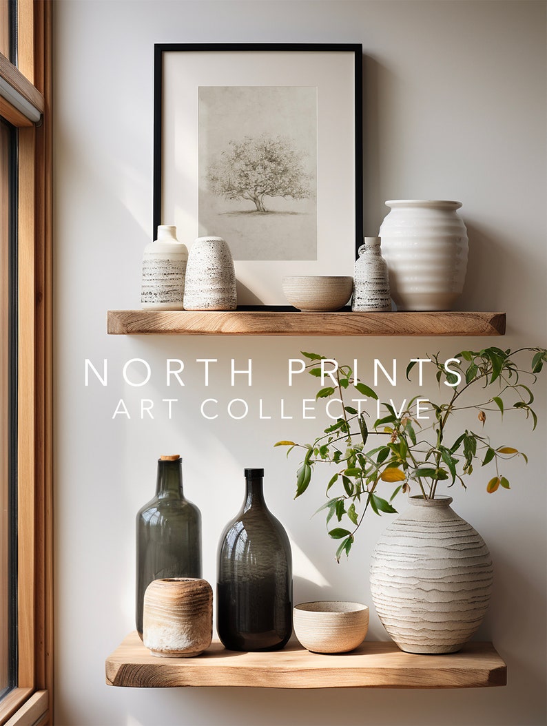 Op de afbeelding: Twee houten planken met verschillende keramische vazen, flessen en kommen. De bovenste plank heeft een ingelijst afdruk van een boom. De onderste plank heeft een plant in een witte vaas. De tekst "NORTH PRINTS ART COLLECTIVE" staat op de planken.