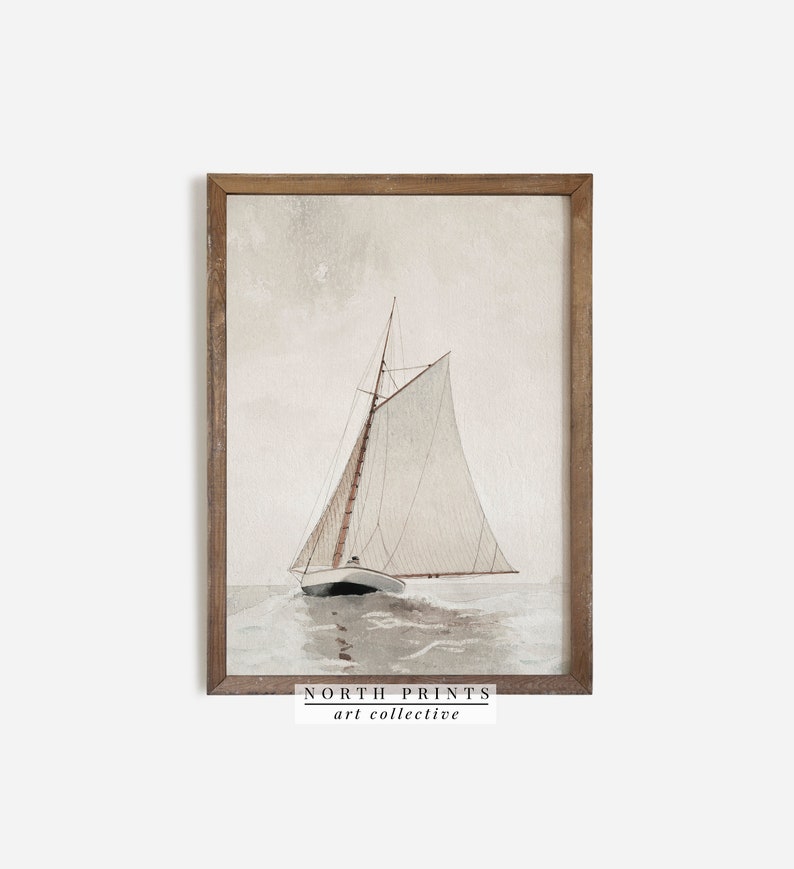 Puede incluir: Una pintura de acuarela de un velero con una vela blanca, navegando en un mar tranquilo. La pintura est&aacute; enmarcada en un marco de madera marr&oacute;n claro. El texto "NORTH PRINTS art collective" est&aacute; impreso debajo de la imagen.