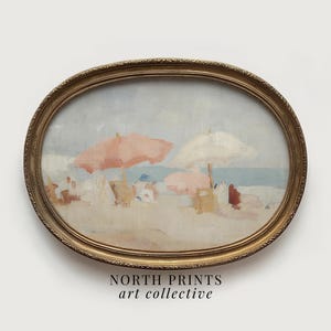 Puede incluir: Impresi&oacute;n art&iacute;stica de escena de playa enmarcada ovalada. La pintura representa una playa con gente, sombrillas y el oc&eacute;ano. El marco es dorado y la impresi&oacute;n art&iacute;stica tiene una est&eacute;tica vintage. El texto "NORTH PRINTS art collective" est&aacute; en la parte inferior.