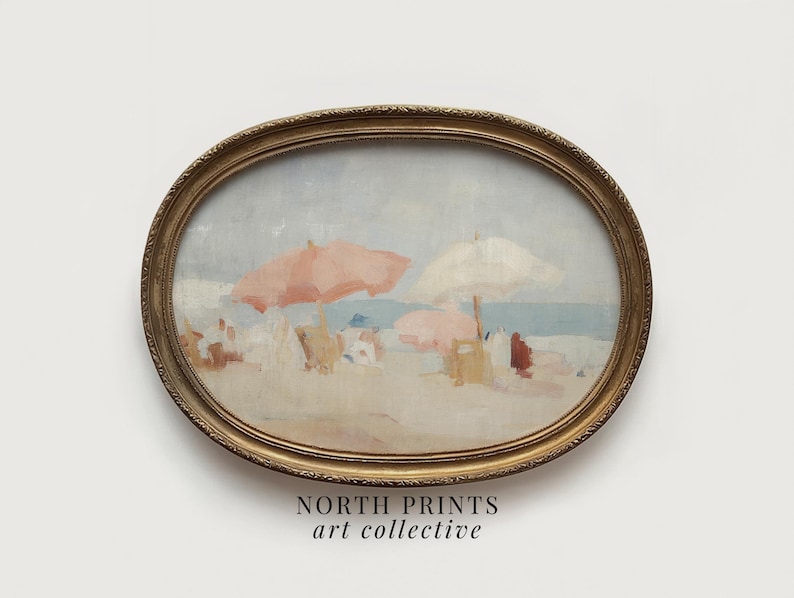 Puede incluir: Impresi&oacute;n art&iacute;stica de escena de playa enmarcada ovalada. La pintura representa una playa con gente, sombrillas y el oc&eacute;ano. El marco es dorado y la impresi&oacute;n art&iacute;stica tiene una est&eacute;tica vintage. El texto "NORTH PRINTS art collective" est&aacute; en la parte inferior.