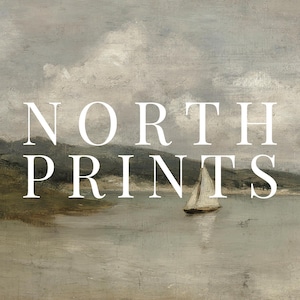 K&ouml;nnte beinhalten: Ein Landschaftsgem&auml;lde im Vintage-Stil mit einem Segelboot auf einem ruhigen Gew&auml;sser unter einem bew&ouml;lkten Himmel. Der Text "NORTH PRINTS" ist in gro&szlig;en wei&szlig;en Buchstaben zu sehen. Die Farbpalette ist ged&auml;mpft, mit Graut&ouml;nen, Beige und Braun.