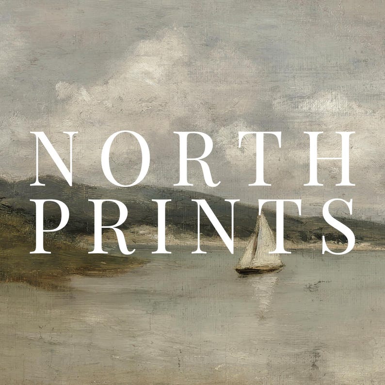 K&ouml;nnte beinhalten: Ein Landschaftsgem&auml;lde im Vintage-Stil mit einem Segelboot auf einem ruhigen Gew&auml;sser unter einem bew&ouml;lkten Himmel. Der Text "NORTH PRINTS" ist in gro&szlig;en wei&szlig;en Buchstaben zu sehen. Die Farbpalette ist ged&auml;mpft, mit Graut&ouml;nen, Beige und Braun.