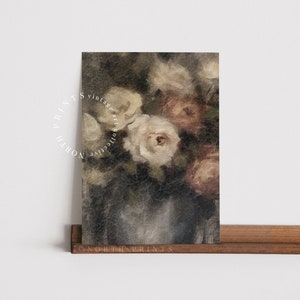 Pu&ograve; includere: Una stampa d'arte vintage con un bouquet di rose bianche e rosa in un vaso blu. Lo sfondo &egrave; una superficie scura e testurizzata.