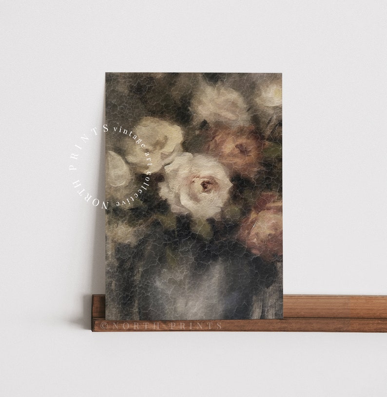 Pu&ograve; includere: Una stampa d'arte vintage con un bouquet di rose bianche e rosa in un vaso blu. Lo sfondo &egrave; una superficie scura e testurizzata.