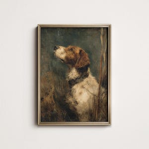 Puede incluir: Pintura enmarcada de estilo antiguo que representa un perro con pelaje marrón y blanco, mirando hacia arriba. El perro se encuentra sobre un fondo de hierba alta y un cielo oscuro y nublado. El marco es dorado, lo que añade a la estética vintage.