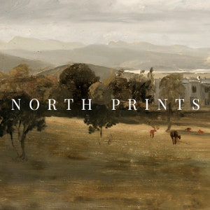 K&ouml;nnte beinhalten: Ein Gem&auml;lde einer Landschaft mit einem nebeligen Himmel, sanften H&uuml;geln und einem Feld mit B&auml;umen und Tieren. Der Text "NORTH PRINTS" befindet sich im Vordergrund.