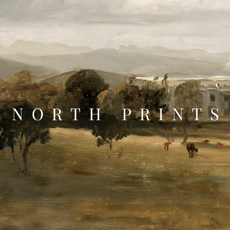 K&ouml;nnte beinhalten: Ein Gem&auml;lde einer Landschaft mit einem nebeligen Himmel, sanften H&uuml;geln und einem Feld mit B&auml;umen und Tieren. Der Text "NORTH PRINTS" befindet sich im Vordergrund.
