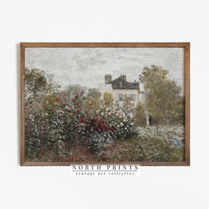 Puede incluir: Una pintura vintage de una casa con un jard&iacute;n en primer plano. El jard&iacute;n est&aacute; lleno de flores en tonos de rojo, blanco y verde. La casa es blanca con un techo marr&oacute;n y tiene algunas ventanas. El cielo es de un gris claro. La pintura est&aacute; enmarcada en un marco de madera marr&oacute;n. El texto "NORTH PRINTS vintage art collective" est&aacute; en la parte inferior de la imagen.