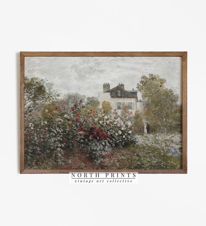 Puede incluir: Una pintura vintage de una casa con un jard&iacute;n en primer plano. El jard&iacute;n est&aacute; lleno de flores en tonos de rojo, blanco y verde. La casa es blanca con un techo marr&oacute;n y tiene algunas ventanas. El cielo es de un gris claro. La pintura est&aacute; enmarcada en un marco de madera marr&oacute;n. El texto "NORTH PRINTS vintage art collective" est&aacute; en la parte inferior de la imagen.