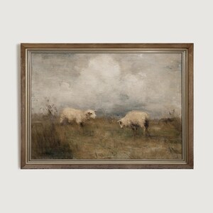 K&ouml;nnte beinhalten: Gerahmter Vintage-Kunstdruck mit zwei Schafen auf einer Wiese. Das Kunstwerk hat eine ged&auml;mpfte Farbpalette mit Braun-, Beige- und Graut&ouml;nen, die eine idyllische Szene hervorruft. Die Schafe stehen im Mittelpunkt, vor dem Hintergrund eines bew&ouml;lkten Himmels.