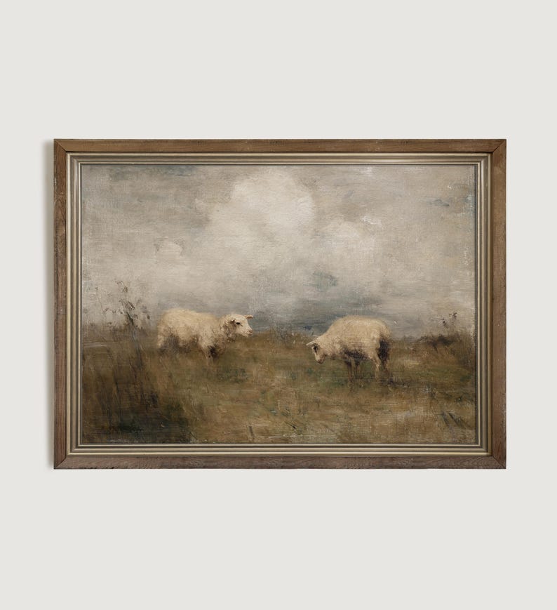 K&ouml;nnte beinhalten: Gerahmter Vintage-Kunstdruck mit zwei Schafen auf einer Wiese. Das Kunstwerk hat eine ged&auml;mpfte Farbpalette mit Braun-, Beige- und Graut&ouml;nen, die eine idyllische Szene hervorruft. Die Schafe stehen im Mittelpunkt, vor dem Hintergrund eines bew&ouml;lkten Himmels.