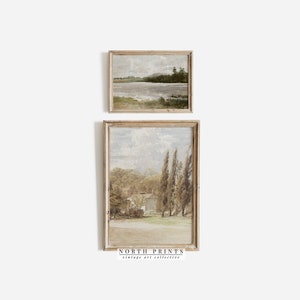 Op de afbeelding: Twee ingelijste landschapschilderijen met een vintage esthetiek. Het bovenste schilderij toont een meer met bomen en een bewolkte lucht. Het onderste schilderij toont een huis met bomen en een veld op de voorgrond.