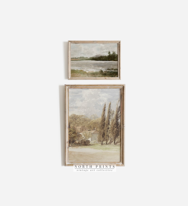 Op de afbeelding: Twee ingelijste landschapschilderijen met een vintage esthetiek. Het bovenste schilderij toont een meer met bomen en een bewolkte lucht. Het onderste schilderij toont een huis met bomen en een veld op de voorgrond.