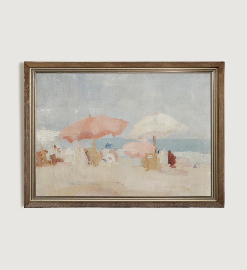 Puede incluir: Pintura enmarcada de una escena de playa. La obra representa una playa de arena con varios parasoles en tonos rosa y blanco. Hay figuras dispersas por la playa, con el oc&eacute;ano y el cielo al fondo. El marco es de color marr&oacute;n c&aacute;lido.