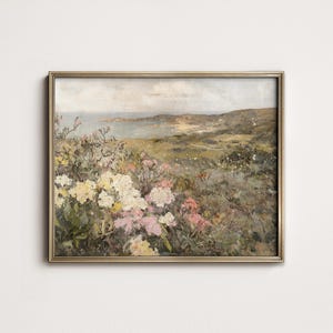 Peut inclure: Une peinture encadr&eacute;e repr&eacute;sentant un paysage c&ocirc;tier avec une vue sur une baie et une c&ocirc;te lointaine. Le premier plan pr&eacute;sente un champ de fleurs roses et blanches.