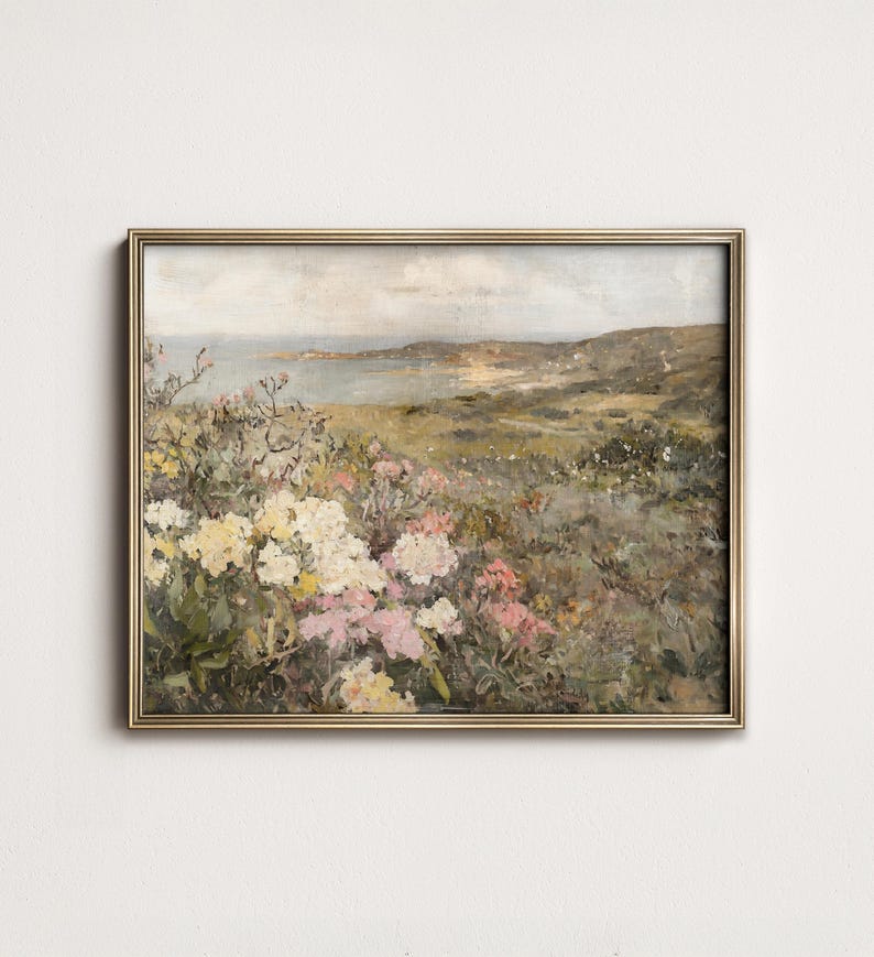 Peut inclure: Une peinture encadr&eacute;e repr&eacute;sentant un paysage c&ocirc;tier avec une vue sur une baie et une c&ocirc;te lointaine. Le premier plan pr&eacute;sente un champ de fleurs roses et blanches.