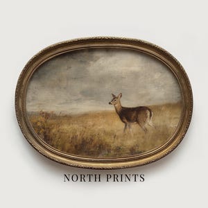 Peut inclure: Une peinture ovale dans un cadre doré décoratif représentant un cerf debout dans un champ herbeux sous un ciel nuageux et couvert. L'œuvre présente des tons terreux sourds et des coups de pinceau doux. Le texte NORTH PRINTS apparaît sous le cadre.