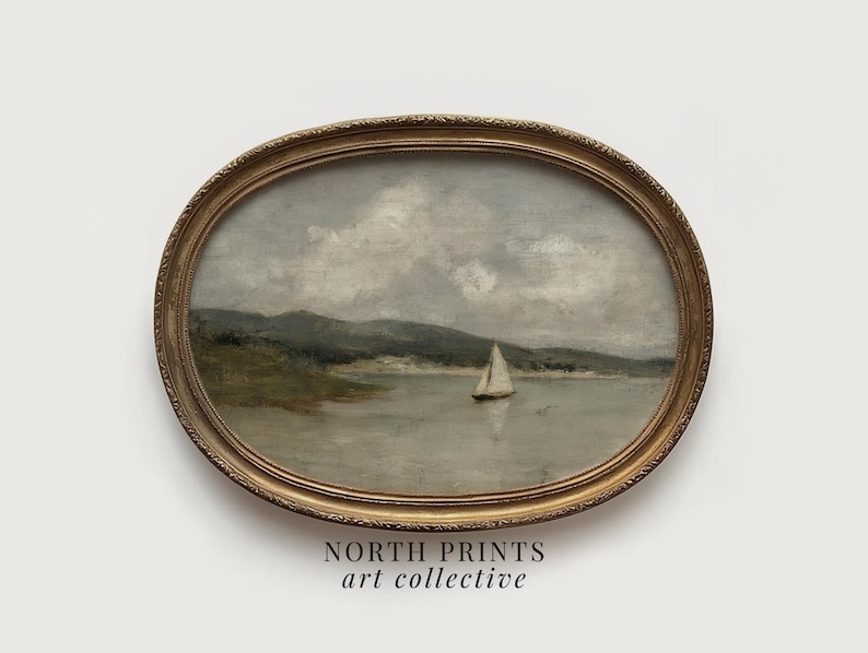 K&ouml;nnte beinhalten: Oval gerahmter Vintage-Landschaftskunst-Druck. Das Kunstwerk zeigt ein Segelboot auf einem See mit Bergen im Hintergrund. Der Rahmen ist goldfarben mit aufwendigen Details. Der Text "NORTH PRINTS art collective" befindet sich unten.