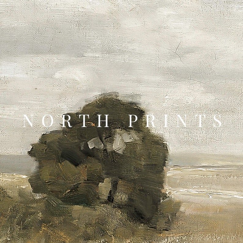 Op de afbeelding: Een schilderij van een landschap met een enkele donkergroene struik op de voorgrond. De lucht is lichtgrijs met een paar wolken. De tekst "NORTH PRINTS" is zichtbaar in het bovenste midden van de afbeelding.