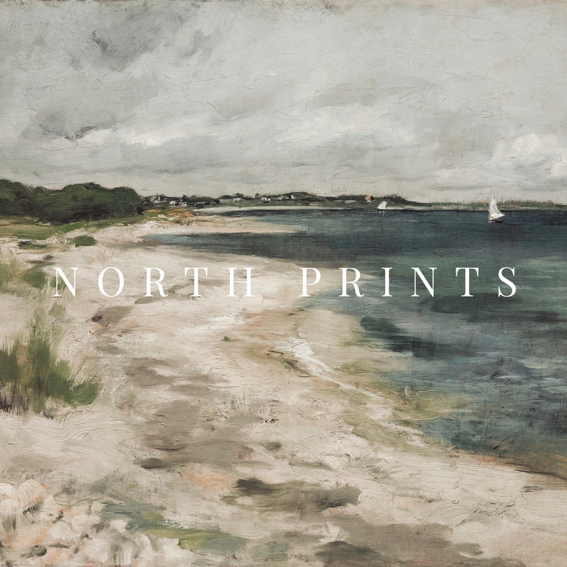 K&ouml;nnte beinhalten: Ein Gem&auml;lde, das eine K&uuml;stenlandschaft mit einem Sandstrand, gr&uuml;nem Gras und einem bew&ouml;lkten Himmel zeigt. Das Wasser ist tiefblau und in der Ferne sind zwei Segelboote zu sehen. Der Text "NORTH PRINTS" ist in Wei&szlig; auf den Strand gedruckt.