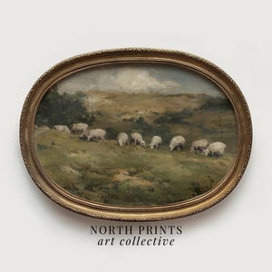 K&ouml;nnte beinhalten: Ein oval gerahmtes Gem&auml;lde mit Schafen, die auf einer Wiese grasen. Das Kunstwerk zeigt eine idyllische Szene mit einem goldfarbenen, verzierten Rahmen. Der Text "NORTH PRINTS art collective" befindet sich unten.
