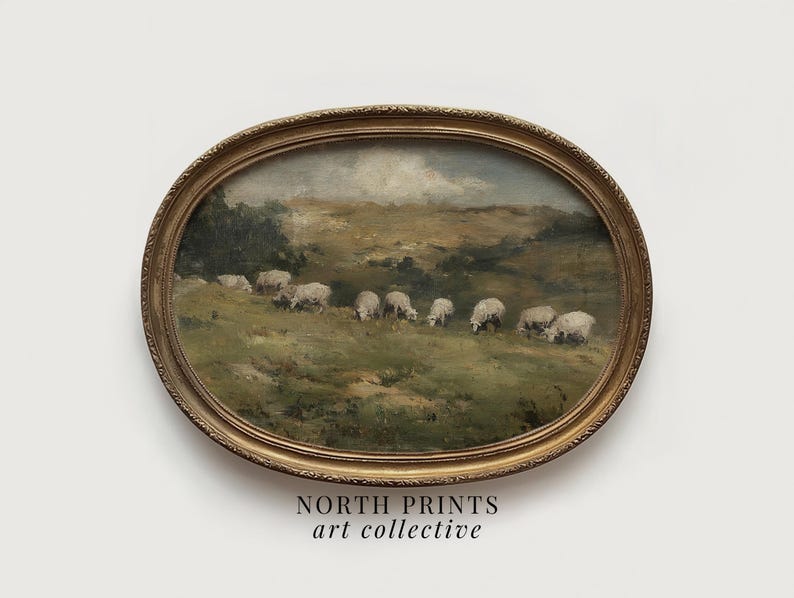 K&ouml;nnte beinhalten: Ein oval gerahmtes Gem&auml;lde mit Schafen, die auf einer Wiese grasen. Das Kunstwerk zeigt eine idyllische Szene mit einem goldfarbenen, verzierten Rahmen. Der Text "NORTH PRINTS art collective" befindet sich unten.