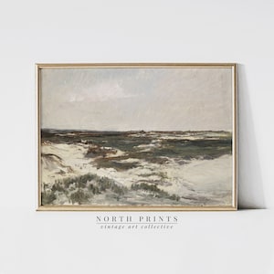 Peut inclure: Une peinture vintage représentant un paysage maritime avec un ciel nuageux, un rivage vert et brun et des dunes de sable blanc.