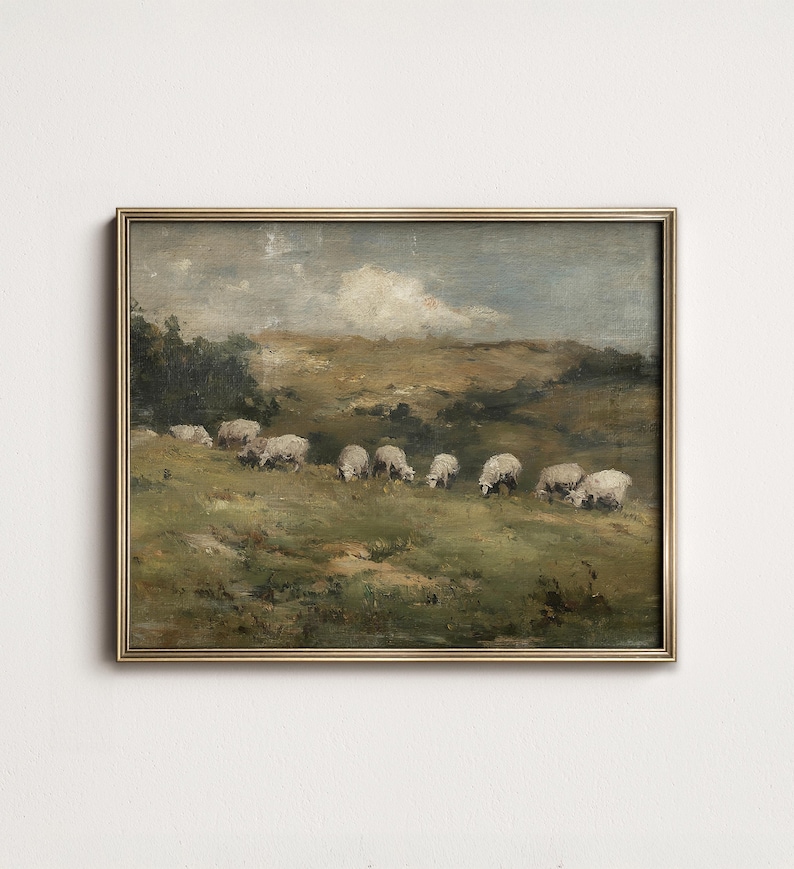 K&ouml;nnte beinhalten: Gerahmtes Vintage-Landschaftsgem&auml;lde mit einer Schafherde, die auf einer gr&uuml;nen Weide grast. Das Kunstwerk hat einen goldfarbenen Rahmen und zeigt einen bew&ouml;lkten Himmel und sanfte H&uuml;gel. Die Schafe sind wei&szlig; und die Farbpalette ist ged&auml;mpft.