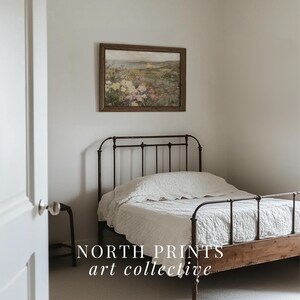 Peut inclure: Un lit blanc avec un cadre en m&eacute;tal et une t&ecirc;te de lit en bois. Le lit est dans une chambre avec des murs blancs et un tableau encadr&eacute; repr&eacute;sentant un paysage au-dessus de la t&ecirc;te de lit. Le texte "NORTH PRINTS art collective" est visible en bas de l'image.