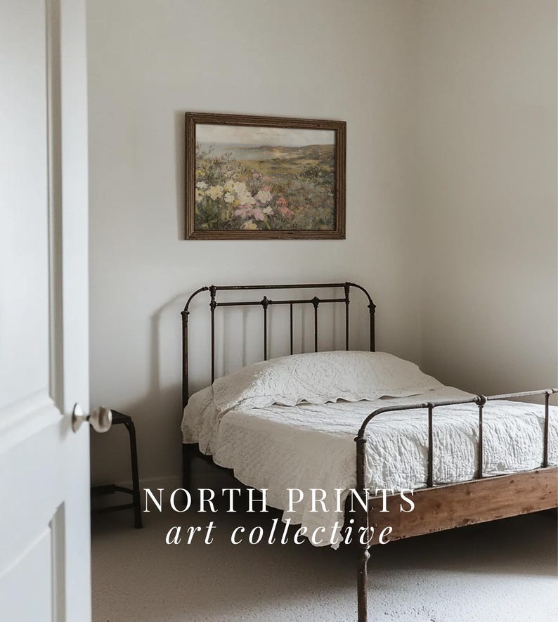 Peut inclure: Un lit blanc avec un cadre en m&eacute;tal et une t&ecirc;te de lit en bois. Le lit est dans une chambre avec des murs blancs et un tableau encadr&eacute; repr&eacute;sentant un paysage au-dessus de la t&ecirc;te de lit. Le texte "NORTH PRINTS art collective" est visible en bas de l'image.
