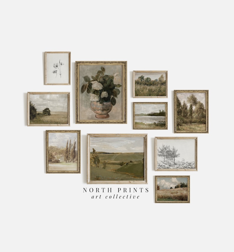 Op de afbeelding: Een galeriewand met ingelijste kunstprints met landschappen, bloemstukken en abstracte ontwerpen. De prints zijn in verschillende formaten en stijlen en zijn op een visueel aantrekkelijke manier gerangschikt. De muur is lichtgrijs geverfd en de lijsten zijn allemaal in een vergelijkbare bruine tint.