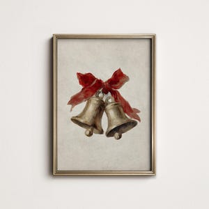 Puede incluir: Pintura en acuarela enmarcada de dos campanas doradas atadas con una cinta roja. Las campanas tienen un aspecto vintage. La obra de arte está en un marco dorado sobre un fondo neutro, ideal para la decoración festiva.