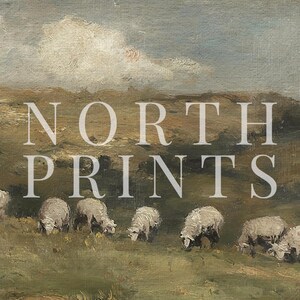 K&ouml;nnte beinhalten: Ein impressionistisches Gem&auml;lde von Schafen, die auf einer gr&uuml;nen Weide unter einem bew&ouml;lkten Himmel grasen. Der Text "NORTH PRINTS" ist &uuml;ber die Landschaft gelegt. Das Kunstwerk erinnert an eine l&auml;ndliche Szene.