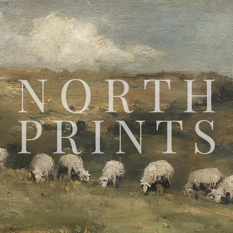 K&ouml;nnte beinhalten: Ein impressionistisches Gem&auml;lde von Schafen, die auf einer gr&uuml;nen Weide unter einem bew&ouml;lkten Himmel grasen. Der Text "NORTH PRINTS" ist &uuml;ber die Landschaft gelegt. Das Kunstwerk erinnert an eine l&auml;ndliche Szene.