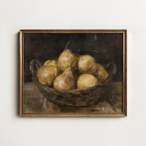 Op de afbeelding: Een olieverfschilderij in een gouden lijst met een donker stilleven van verschillende geelbruine peren in een gevlochten donkerbruine mand. De achtergrond is diepzwart en de peren vertonen gevarieerde texturen en lichtinval.