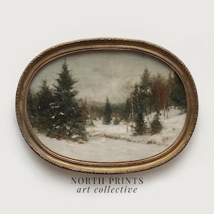 Peut inclure: Peinture ovale encadrée représentant un paysage hivernal enneigé avec des arbres à feuilles persistantes et des arbres dénudés. L'œuvre est encadrée d'or. Le texte "NORTH PRINTS art collective" est imprimé en bas du cadre.