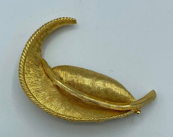 Vintage Gold Tone Leaf Brooch