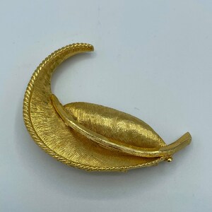Vintage Gold Tone Leaf Brooch