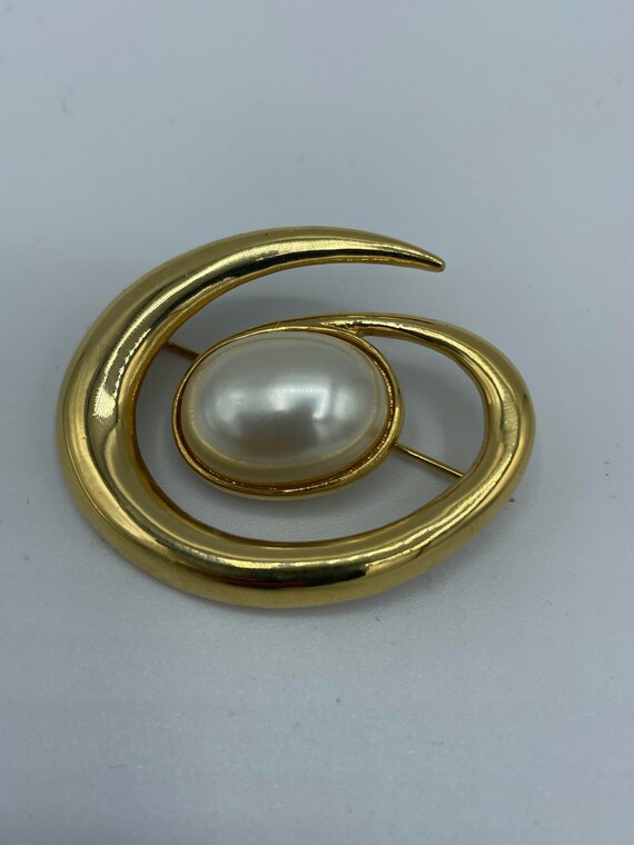 Signet MONET Swirl Brooch with faux Pearl, Costum… - image 1