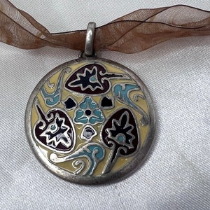 Enameled pendant choker